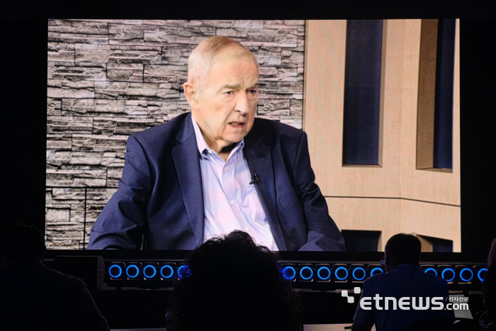 짐 굿나잇 SAS 공동창업자 겸 최고경영자(CEO)가 'SAS 이노베이트 2026' 키노트 현장에 영상으로 등장해 창립 50주년 소회를 밝히고 있다. ⓒ박종진기자