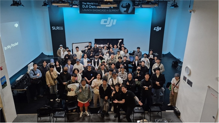 SLR렌트와 대원씨티에스가 공동 주최한 DJI 오스모포켓4 쇼케이스 참석자들이 다함께 포즈를 취했다.