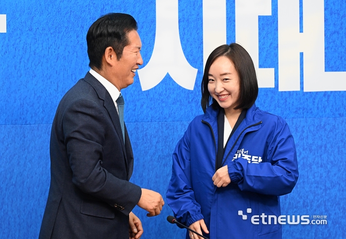 더불어민주당 2차 인재영입식이 29일 서울 여의도 국회에서 열렸다. 정청래 대표가 발탁인재로 입당하게 된 전은수 전 청와대 대변인에게 당 점퍼를 입혀주고 있다. 이동근기자 foto@etnews.com