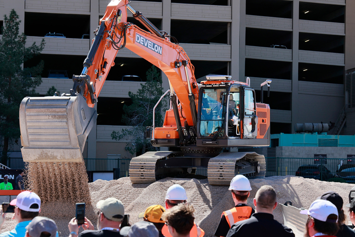조종석에 운전자가 없는 무인 자율 굴착기를 북미 건설장비 전시회인 '콘엑스포 2026'에서 시연하고 있다. HD현대사이트솔루션