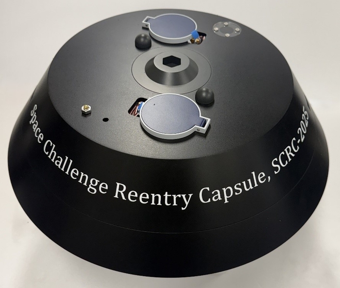 지구 재진입 귀환선 축소 모형.