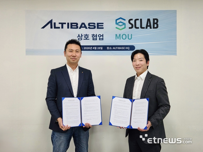 진상원 스크랩 대표(왼쪽)와 남서우 알티베이스 이사가 MOU 후 기념 촬영을 하고 있다. 〈알티베이스 제공〉