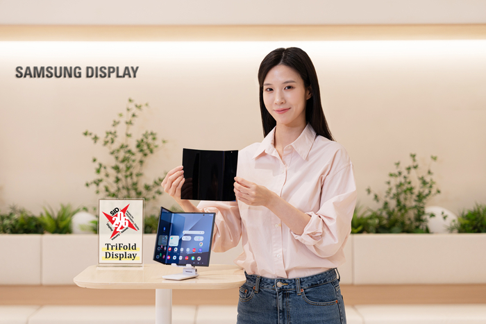 삼성디스플레이가 두 번 접는 폴더블 패널 '트라이폴드'로 SID '올해의 디스플레이 상'을 받았다. 〈사진 삼성디스플레이 제공〉