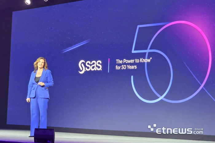 젠 체이스 SAS 최고마케팅책임자(CMO)가 'SAS 이노베이트 2026'에서 SAS 창립 50주년을 축하하고 있다. ⓒ박종진기자