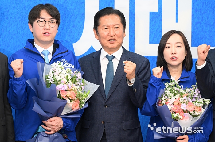 더불어민주당 2차 인재영입식이 29일 서울 여의도 국회에서 열렸다. 정청래 대표(가운데)가 2차 영입인재로 입당한 하정우 전 청와대 AI미래기획수석비서관(왼쪽)과 발탁인재로 입당한 전은수 전 청와대 대변인에게 당 점퍼를 전달한 후 기념촬영하고 있다.  이동근기자 foto@etnews.com