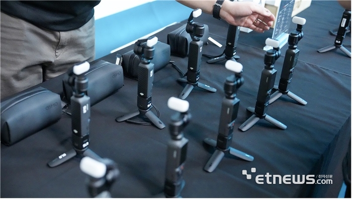 SLR렌트가 대원씨티에스와 함께 연 DJI 오스모포켓4 쇼케이스에서 새 제품들이 진열돼 있다.