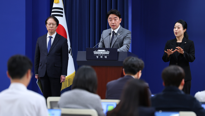 강훈식 비서실장이 29일 청와대 춘추관에서 '공직역량 강화' 핵심성과 및 추진계획 브리핑을 하고 있다.      왼쪽은 조성주 인사수석. 연합뉴스