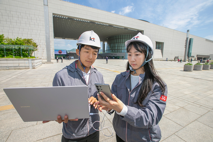 KT 직원들이 국립중앙박물관 경내에서 5월 연휴에 관람객이 몰릴 것을 대비해 통신 품질을 선제적으로 점검하고 있다.