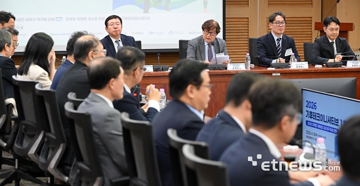 2026 기후테크이니셔티브 1차 토론회가 30일 서울 여의도 국회 의원회관에서 열렸다. 전의찬 한국기후환경원장이 '2030 지역별 기후테크 3대 강국 육성 전략'을 주제로 패널토론을 주재하고 있다.  이동근기자 foto@etnews.com