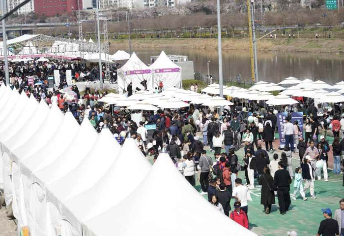 '2026 동대문구 트로트축제×봄꽃축제'가 열린 장안수변공원 일대에서 시민들이 다양한 프로그램을 즐기고 있다. (제공: 한국관광공사 한국관광컨텐츠랩)