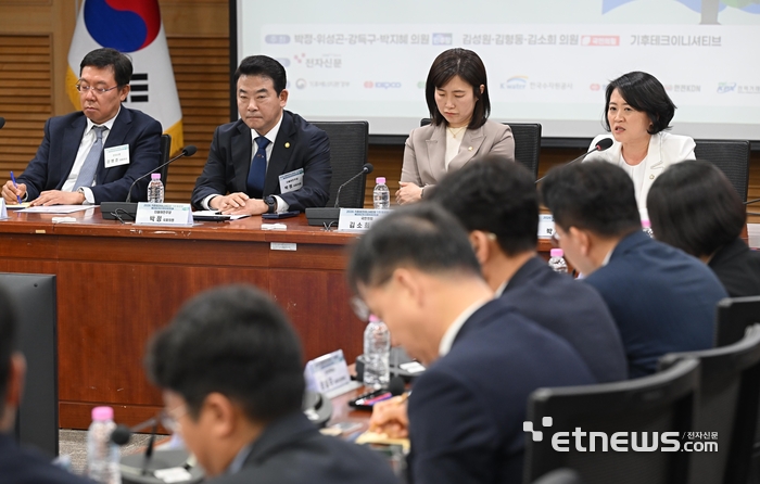 2026 기후테크이니셔티브 1차 토론회가 30일 서울 여의도 국회 의원회관에서 열렸다. 박지혜 더불어민주당 의원이 축사를 하고 있다.  이동근기자 foto@etnews.com