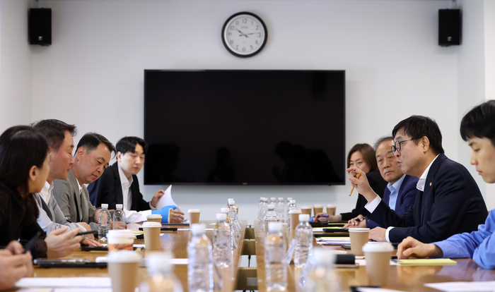최휘영 문화체육관광부 장관이 30일 서울 종로구 국립현대미술관 서울관에서 열린 문화예술정책자문위원회 게임분과 제2차 회의에서 위원들과 함께 '케이-게임' 관련 주요 과제와 향후 게임산업의 재도약을 뒷받침할 정책에 대해 논의하고 있다.