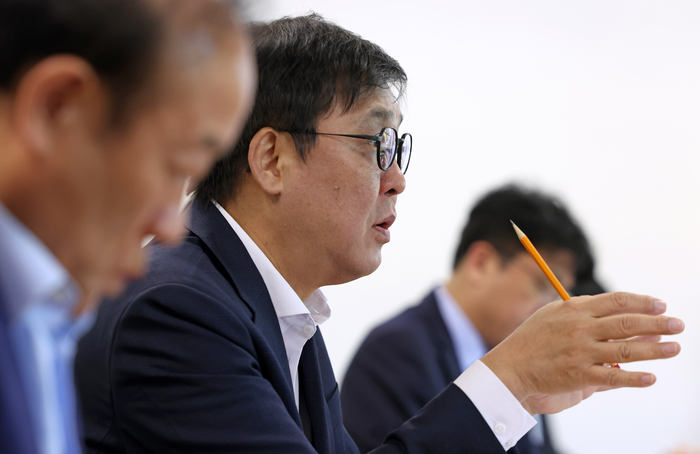 최휘영 문화체육관광부 장관이 30일 서울 종로구 국립현대미술관 서울관에서 열린 문화예술정책자문위원회 게임분과 제2차 회의에서 위원들과 함께 '케이-게임' 관련 주요 과제와 향후 게임산업의 재도약을 뒷받침할 정책에 대해 논의하고 있다.