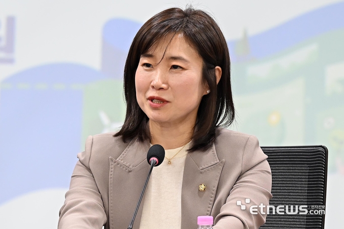 2026 기후테크이니셔티브 1차 토론회가 30일 서울 여의도 국회 의원회관에서 열렸다. 김소희 국민의힘 의원이 축사를 하고 있다.  이동근기자 foto@etnews.com