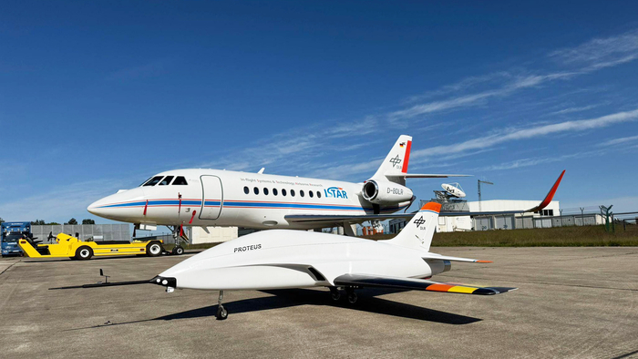 무인 실험기 PROTEUS와 ISTAR 연구 항공기가 함께 있는 모습 / DLR (CC BY-NC-ND 3.0)