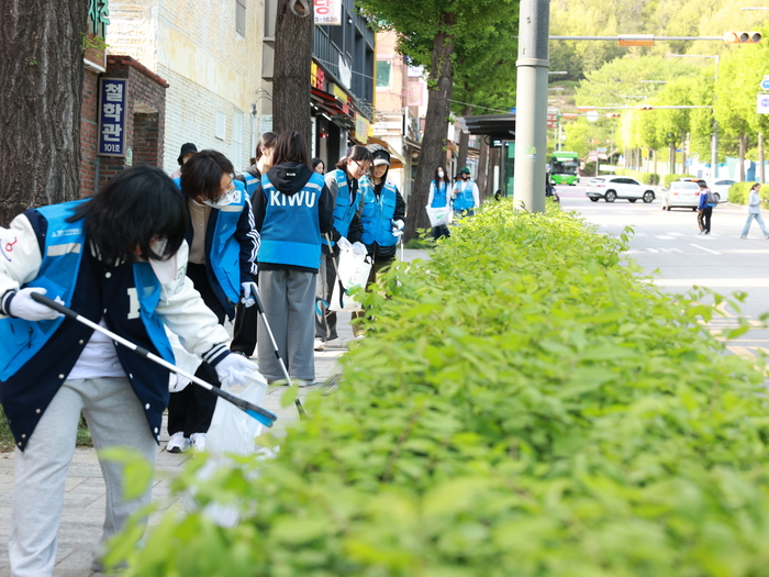 경인여자대학교는 지난 22일, 지구의 날을 맞아 지역사회와 함께하는 '플로깅(Plogging)' 활동을 성공적으로 마쳤다고 30일 밝혔다.(사진=경인여대)