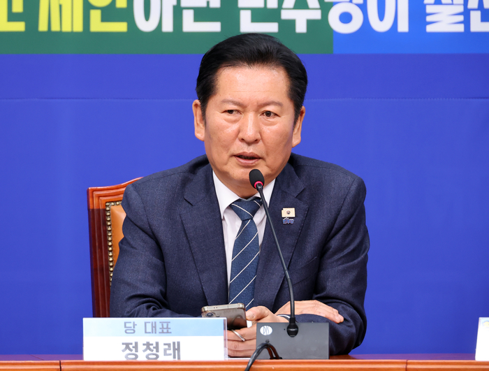 더불어민주당 정청래 대표가 30일 국회에서 열린 '착!붙 공약 프로젝트' 16호·17호·18호·19호 공약 발표장에서 인사말을 하고 있다. 연합뉴스