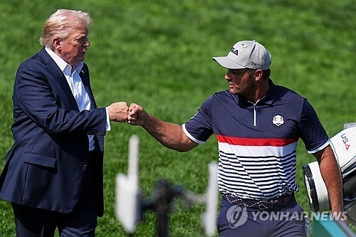 라이더컵 대회에서 인사하는 트럼프 대통령과 브라이슨 디섐보. 사진=연합뉴스