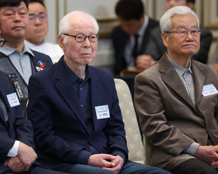 1일 청와대 영빈관에서 열린 노동절 기념식에 민주노총 권영길, 천영세 지도위원 등이 참석해 있다. 연합뉴스.