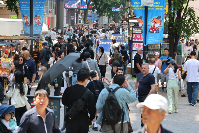 황금연휴 특수, 방한객 몰린다…관련 업계 들썩 (서울=연합뉴스) 류효림 기자 = 일본 골든위크(4월 29일∼5월 6일)와 중국 노동절 연휴(5월 1일∼5일)가 겹치는 5월 황금연휴에 방한 수요가 늘어나면서 여행·카지노 업계가 '외국인 특수' 선점을 위한 마케팅 경쟁에 돌입했다. 지난달 30일 문화체육관광부에 따르면 이번 연휴 기간 일본인 관광객은 8만∼9만명, 중국인은 10만∼11만명이 한국을 찾을 것으로 전망된다. 1일 서울 중구 명동을 찾은 외국인 관광객들이 거리를 둘러보고 있다. 2026.5.1 ryousanta@yna.co.kr (끝)