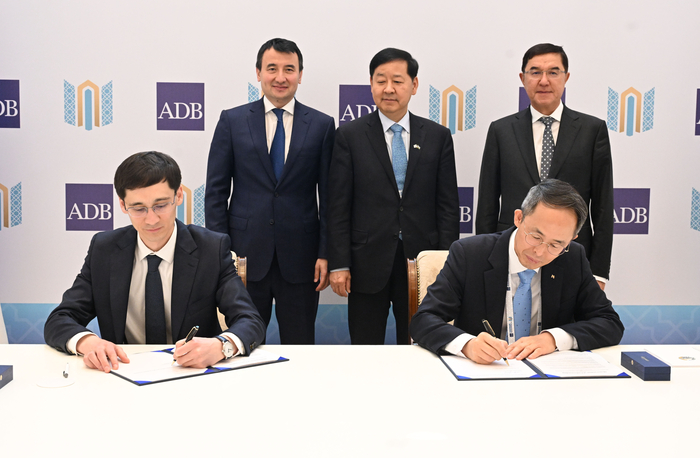 한.중.일 재무장관회의, ASEAN+3 재무장관회의 및 아시아개발은행(ADB) 연차총회 참석차 우즈베키스탄 사마라칸트를 방문중인 구윤철 부총리 겸 재정경제부 장관이 3일(현지시간) 콘글래스센터에서 잠시드 호자예프 우즈벡 부총리와 쿠츠카로프 호자예프 우즈벡 부총리와 전략적 파트너십 강화에 대한 MOU를 체결하고 있다. 왼쪽부터 굴라모프 우즈벡 투자산업무역부 차관, 잠시드 호자예프 부총리, 구윤철 부총리, 잠시드 쿠츠카로프 부총리, 황기연 수출입은행장. (사진=재정경제부)