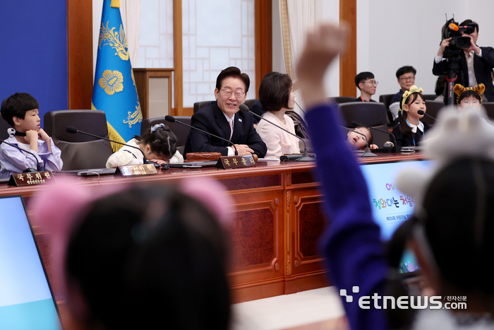 [포토]어린이들과 국무회의하는 이재명 대통령 부부