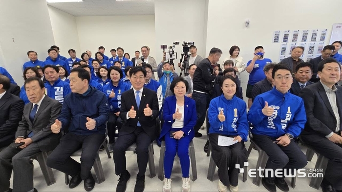 천영미 더불어민주당 안산시장 후보(앞줄 오른쪽 네 번째)가 5일 당내 경선에서 경쟁했던 후보 7명과 공동 선거대책위원회를 구성하고 기념 촬영했다.