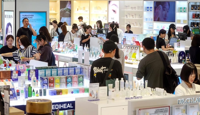 황금연휴 효과에 웃은 신세계면세점…외국인 매출 8배 급증