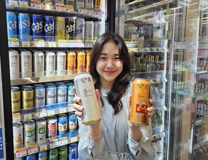 CU는 '서울브루어리', 주류 전문 유튜버 '술익는집'과 공동 개발한 크래프트 맥주 2종을 출시했다고 6일 밝혔다.