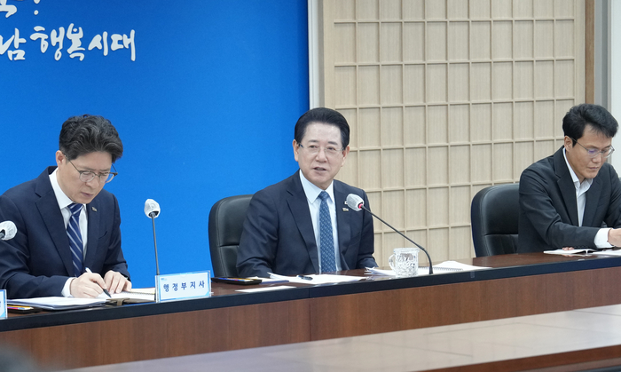 김영록 전남도지사가 6일 도청 서재필실에서 실국장 정책회의를 주재하고 도정 현안에 대해 논의하고 있다.
