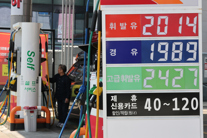 석유류가 20% 넘게 오르는 등 지난달 소비자물가가 1년 9개월 만에 가장 큰 폭으로 뛴 가운데 6일 서울 시내 한 주유소에 유가정보가 표시돼 있다. (사진=연합뉴스)
