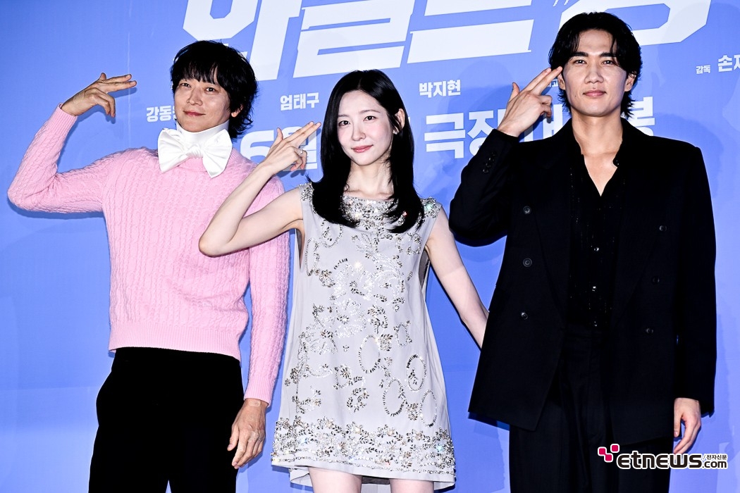 [ET포토] 강동원-박지현-엄태구, '20년만에 얻은 재기의 기회'
