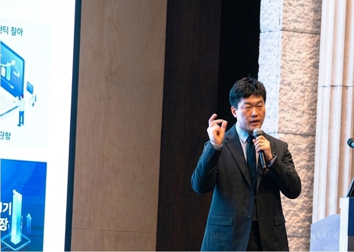 'AX & 하이퍼오토메이션 코리아 2026-Spring'에서 오토메이션애니웨어 이동언 이사가 발표하고 있다.