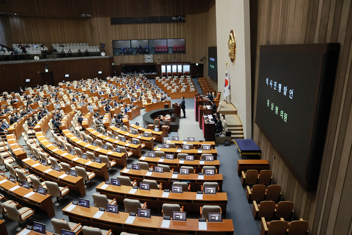 국민의힘 유상범 원내운영수석부대표가 7일 국회에서 열린 5월 임시국회 제1차 본회의에서 대한민국헌법 개정안 상정 뒤 의사진행 발언을 하고 있다. 연합뉴스
