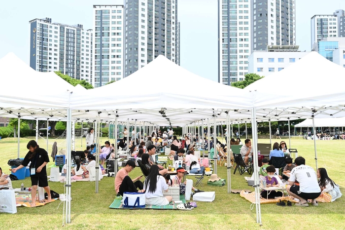 지난해 한국재료연구원에서 열린 제16회 경남초등학생 과학상상그리기 대회 가족 참가자들의 모습.