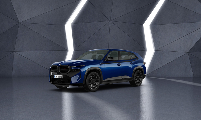 BMW XM 레이블 마리나 베이 블루 에디션