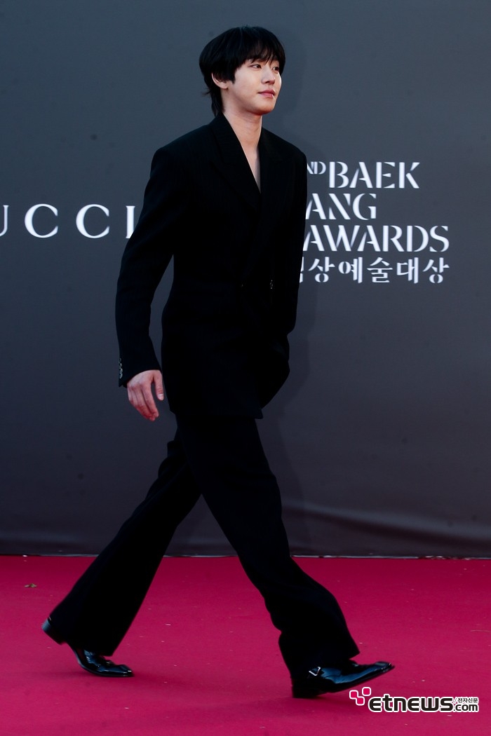 [ET포토] 안효섭, '플레어핏 바지도 어울리는 큰키'