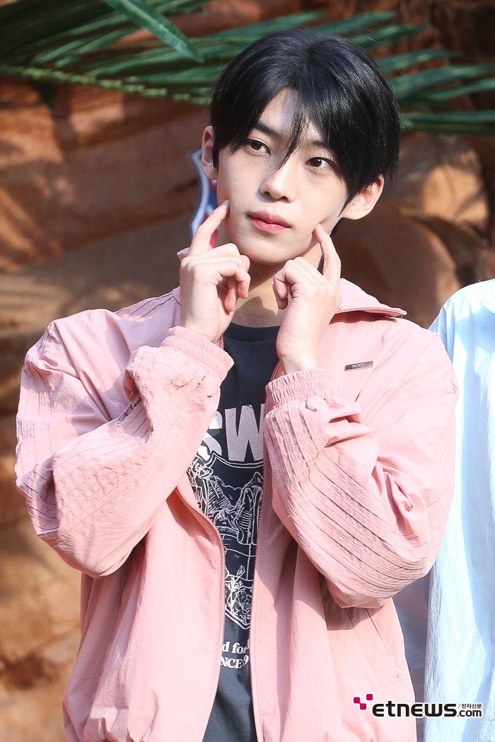 [ET포토] 아이덴티티 김도훈, '살며시 볼~콕'