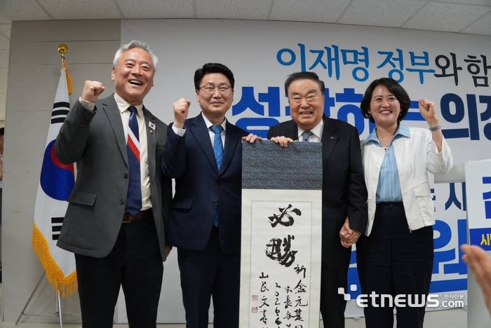 김원기 더불어민주당 의정부시장 후보(왼쪽 두 번째)가 10일 선거사무소를 개소하고 문희장 전 국회의장(오른쪽 두 번째) 등과 기념 촬영했다.