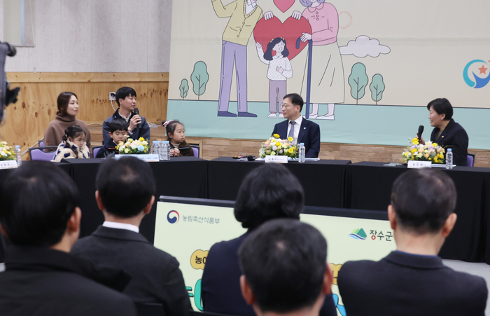 전북 장수군민에게 '농어촌 기본소득'이 처음 지급된 3월 26일 장수군청에서 열린 기본소득 1호 수령자 전달식에서 송미령 농림축산식품부 장관(오른쪽)이 장수 다둥이 가족과 기본소득에 관해 이야기를 나누고 있다. (사진=연합뉴스)