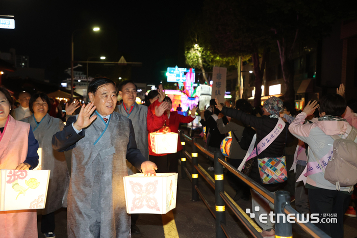 이재식 수원시의장(앞줄 왼쪽 두 번째)이 9일 열린 '2026 수원 연등축제' 연등행렬에 참여해 시민들과 인사를 나누고 있다.