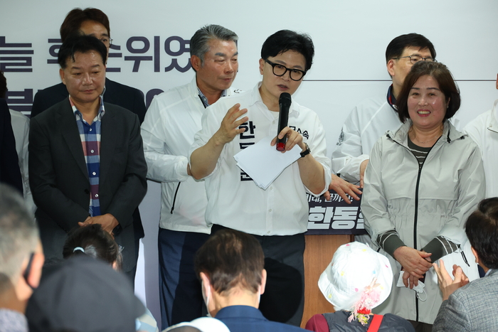 부산 북갑 국회의원 보궐선거에 출마하는 무소속 한동훈 후보가 10일 오후 부산 북구에서 열린 선거사무소 개소식에서 북구 주민들을 소개하고 있다. 연합뉴스