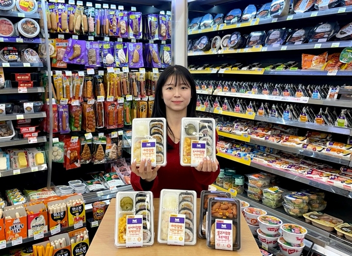 CU는 김밥과 사이드 메뉴를 한 번에 즐길 수 있는 '피크닉 용기 김밥' 3종을 순차 출시한다고 11일 밝혔다.