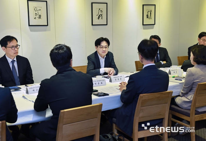 김정관 산업통상부 장관이 11일 서울 중구 달개비 컨퍼런스하우스에서 '한-인도 경제협력 확대 방안을 위한 전문가 간담회'를 주재하고 있다. 산업부 제공
