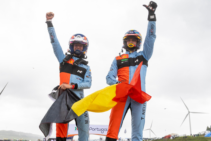 7일(현지시간)부터 10일까지 이탈리아 미사노 월드 서킷 마르코 시몬첼리(Misano World Circuit Marco Simoncelli)에서 열린 '2026 WRC' 포르투갈 랠리에서 우승을 차지한 티에리 누빌(오른쪽)과 코드라이버 마틴 비데거가 경주차 위에 올라 환호하는 모습.