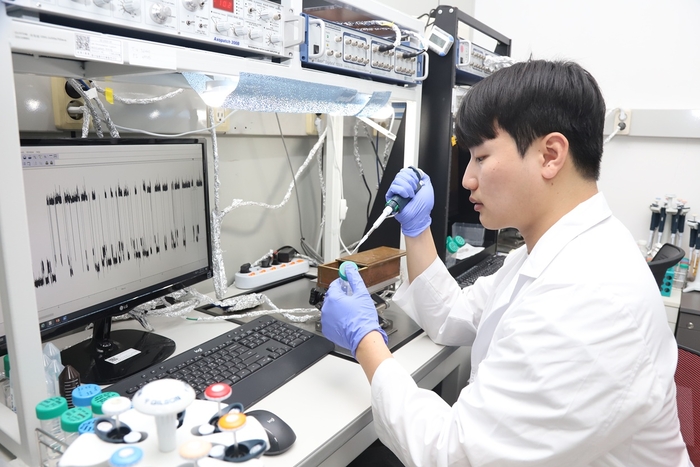 생명연은 원자 수준 고해상도로 단백질-약물 결합을 판별하는 나노포어 센서를 개발했다.