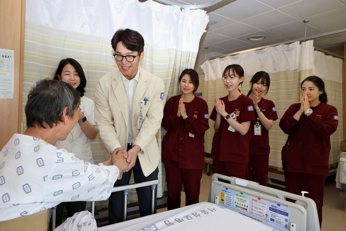 서울성모병원에서 2만번째 로봇수술을 받은 환자가 지난달 24일 건강하게 퇴원했다. 해당 환자는 갑상선내분비외과 김광순 교수가 집도한 단일공 로봇수술을 받았다. 일차성 알도스테론증(Primary Aldosteronism)으로 오랜 기간 추적관찰 진료 후 단일공 로봇 후복막접근 부신절제술로 치료받았으며 수술 후 다음날인 4월 24일 퇴원했다.