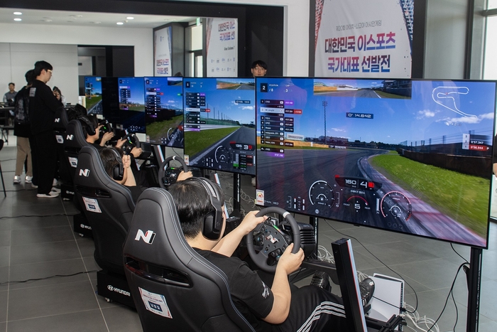 LG전자 초고화질 올레드 모니터와 TV가 현대차의 레이싱 시뮬레이터 '현대 N 레이싱 시뮬레이터'에 탑재돼 압도적인 화질로 실제 같은 드라이빙 경험을 제공한다. 사진은 8일 현대 N 페스티벌 1라운드에서 개최된 아이치·나고야 아시안게임 '그란 투리스모 7' 국가대표 선발전 모습.
