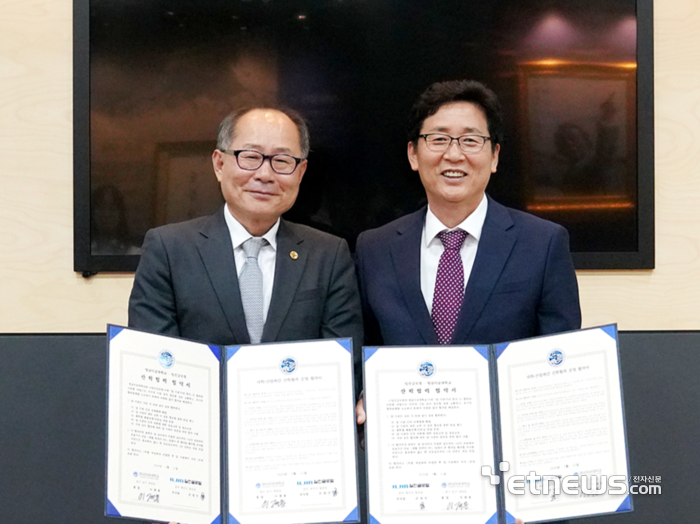 이재용 영남이공대 총장(외쪽)과 손영진 일진글로벌 부사장이 상호협력협약을 맺고 있다.