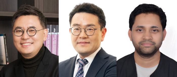 왼쪽부터 김수현 교수, 권순용 교수, 데바난다 모하파트라 연구교수